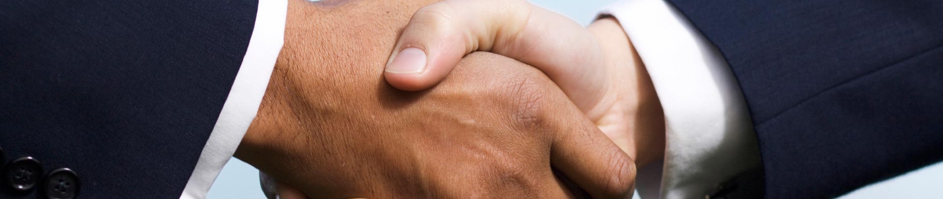 Twee mannen schudden elkaar de hand